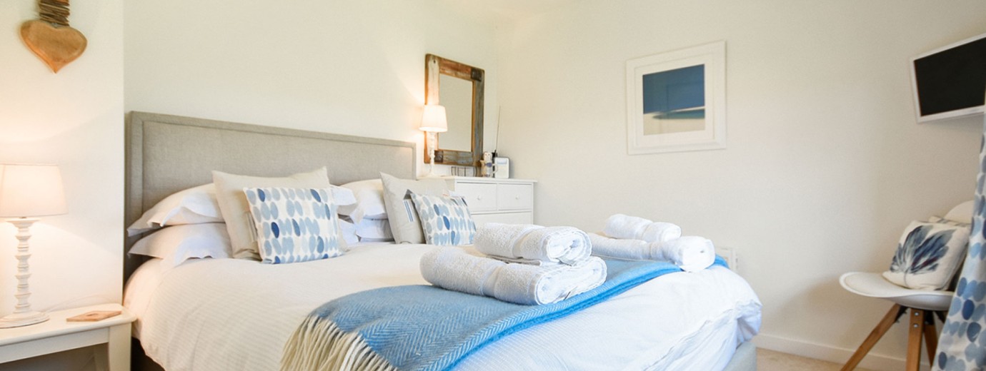 Dunford Cottage king size master bedroom