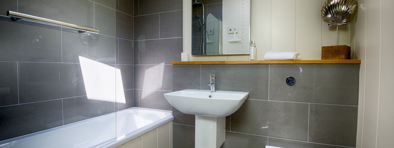 Barley Lodge main bathroom