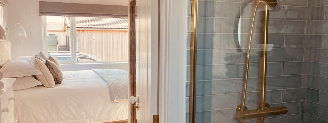 The Moorings bedroom ensuite