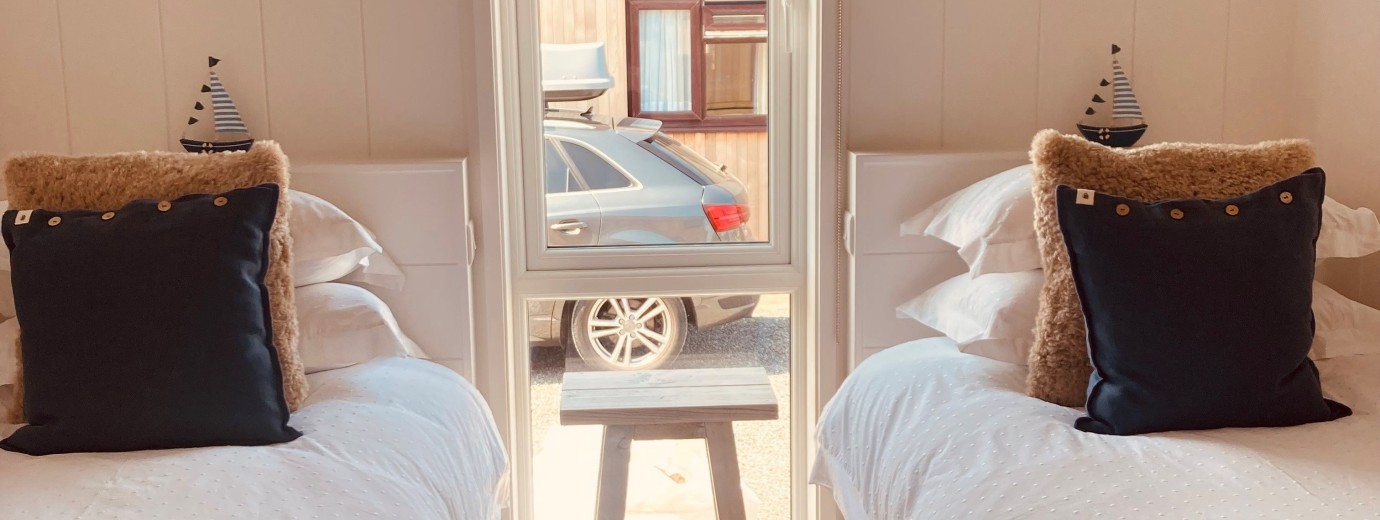 The Moorings twin bedroom